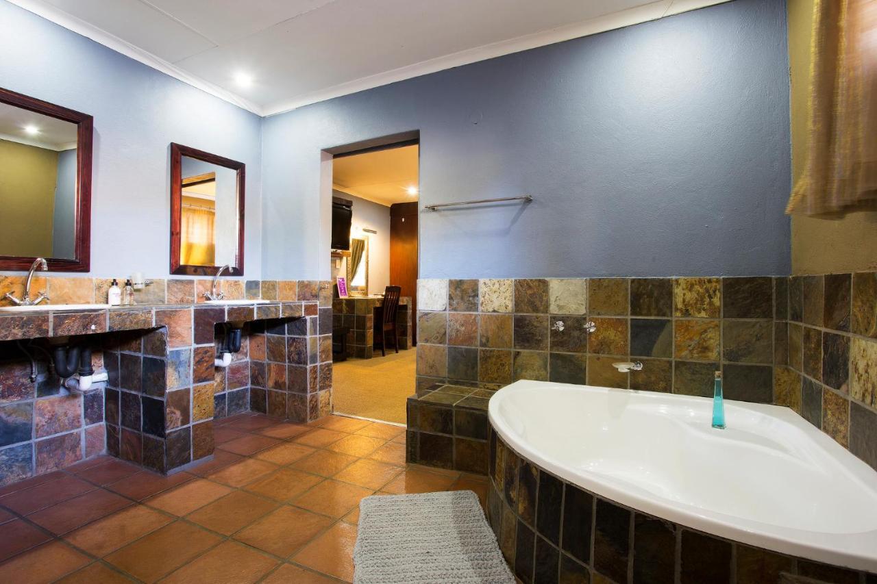 Purple Gecko Guest House ไลเดนเบิร์ก ภายนอก รูปภาพ